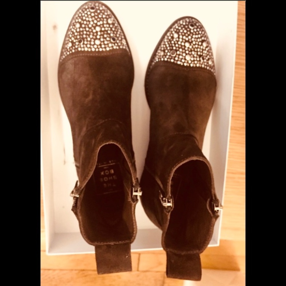 The shoe box: Brand New dark brown suede boots - Picture 3 of 14